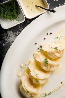 lezzetli sıcak ev yapımı köfte sosu ve baharatlar ile