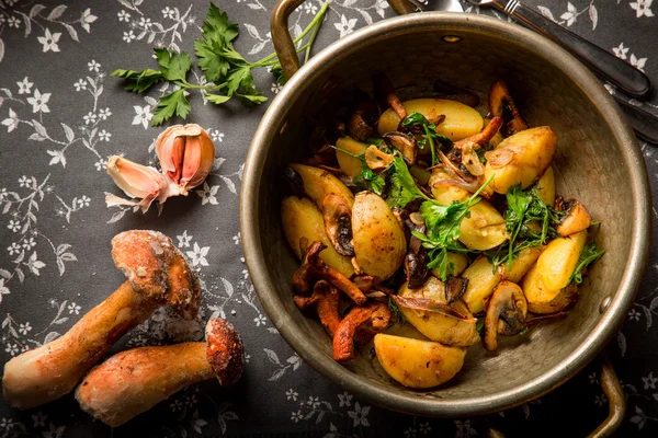 Mantar ve soğan evde bir tavada kızarmış patates