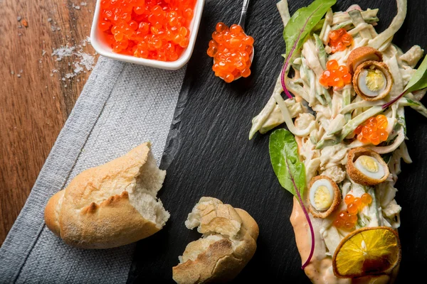 Ensalada rusa - Olivier en casa con una cucharada de caviar rojo — Foto de Stock