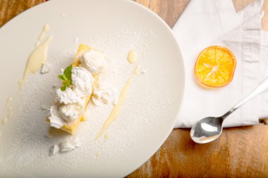 Avrupa tatlı - tatlım taze krema ile pasta ve nane dilim