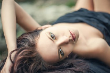 Çıplak güzel Rus kız modeli doğa