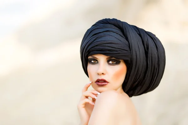 头戴头巾，头巾的少女 — 图库照片