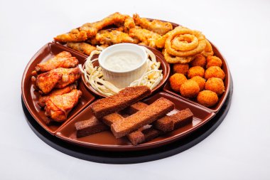 Bira aperatif kızarmış soğan meyilli, baharatlı tavuk kanadı, peyniri, sos, sarımsak, kruton