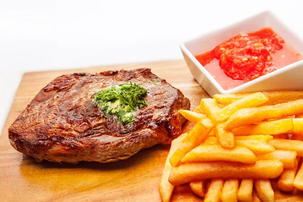 Острый стейк свинина говядина, картошка и соус — стоковое фото