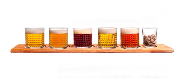 Cinque bicchieri di diverse Birre e pistacchi — Foto Stock