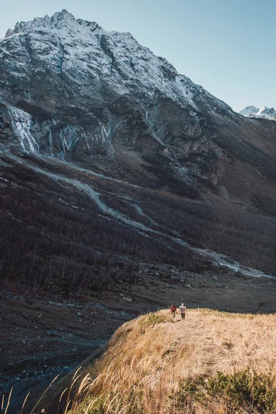 Dos personas sobre un fondo de montañas en otoño, fotografiando . —  Fotos de Stock