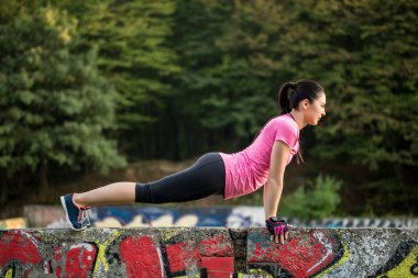 Eğitim çapraz-uyum içinde genç güzel kız