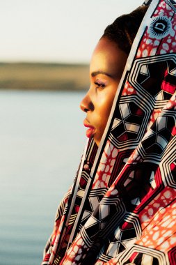 Afrika tarzı genç güzellik siyah modellerinde portresi