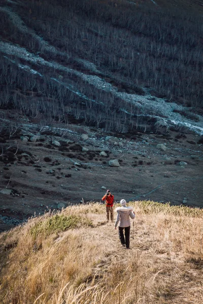 가을 산의 배경에서 두 사람은 촬영. — 스톡 사진