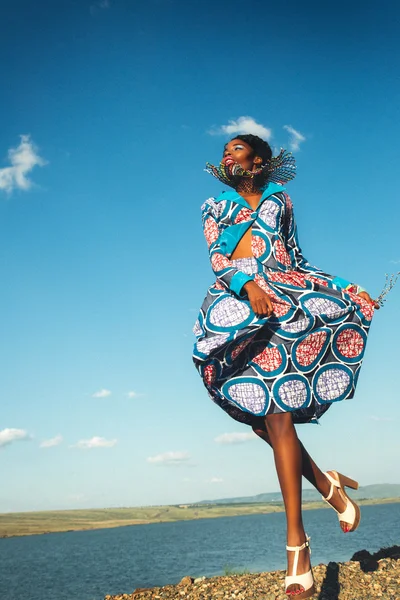 Schwarzes junges Model in einem blau-afrikanischen Kleid — Stockfoto