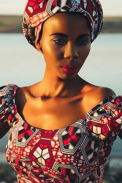 Porträtt av en ung skönhet svart modeller i afrikansk stil — Stockfoto