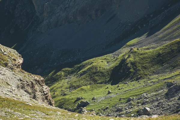 Mochilero en las montañas en el Cáucaso Arkhyz en Rusia —  Fotos de Stock