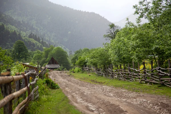 Landelijke weg in de bergen in de Westelijke Kaukasus — Stockfoto