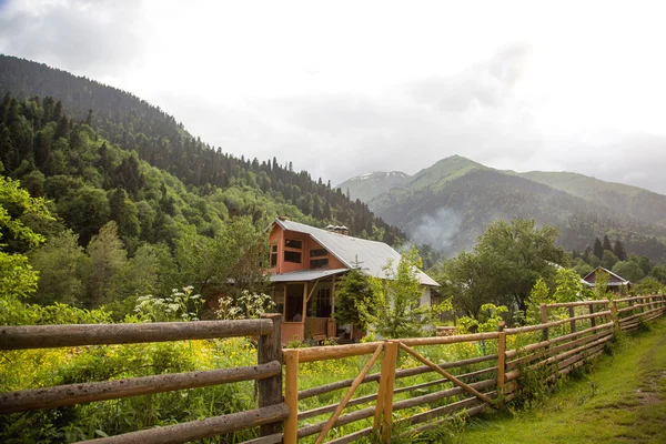 Horský dům kempování v pohoří v západní Kavkaz — Stock fotografie