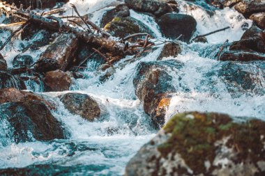 buz gibi sabun köpüğü dağlarda geç sonbaharda bir dağ nehir