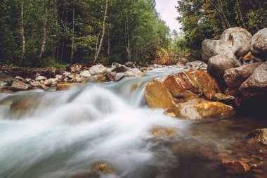 Dağ nehir ıslak kayaların Rusya doğa reserve yakınındaki