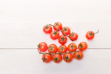 Dal beyaz tablosundaki Tarih kokulu kiraz domates