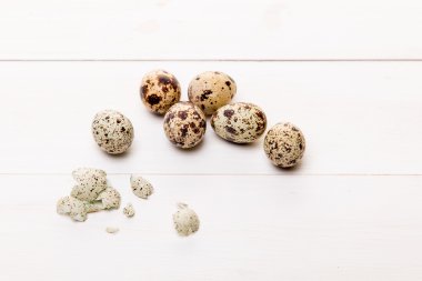 taze bıldırcın yumurtası beyaz masada