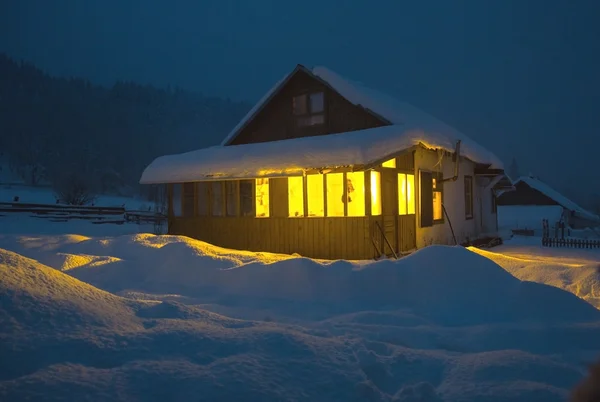 冬季夜间摄影露营山和西高加索. — 图库照片