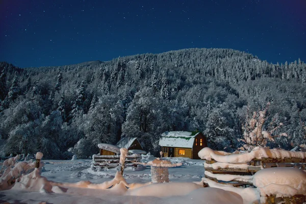 Dağlar ve Batı Kafkasya kamp kış gece fotoğrafçılığı. — Stok fotoğraf