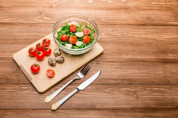 Salată de vară: arugula, roșii, ouă, unt, condimente — Fotografie, imagine de stoc