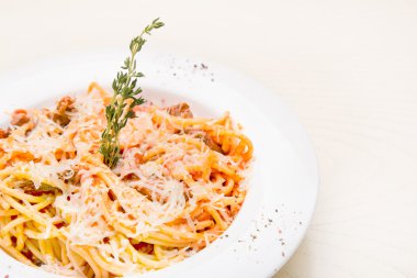 jambon ve peynirli makarna carbonara