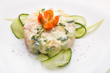 Taze sebze beyaz sos ve salatalık ile