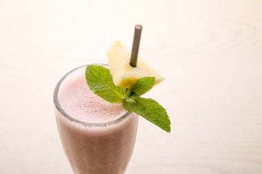 çikolata-muz smoothie ananas ile
