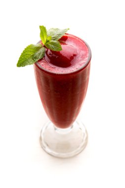 donmuş hamuru ve nane ile kiraz sallamak