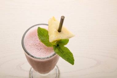 çikolata-muz smoothie ananas ile