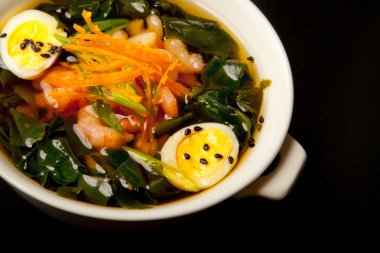 Karides ve deniz yosunu ile Japon çorbası