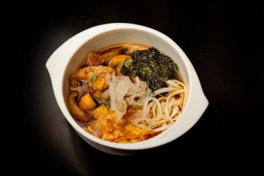 Japon çorba tavuk, mantar ve erişte