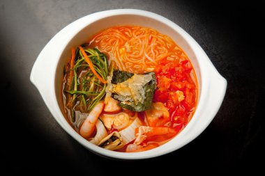 Baharatlı sos ve deniz ürünleri ile Japon çorbası