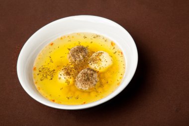 Gürcüce köfte ile baharatlı çorba