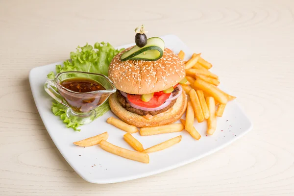 Sanduíche com batatas fritas e molho — Fotografia de Stock