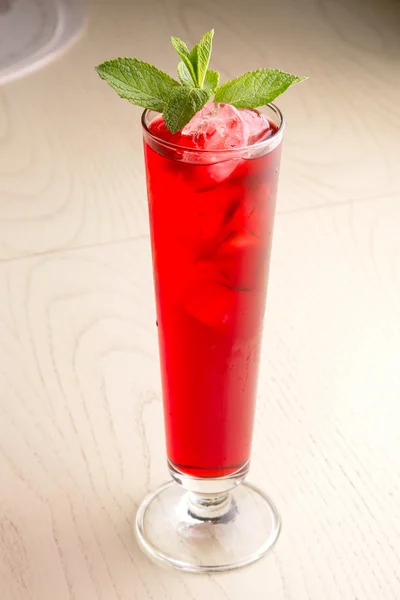 Koude aardbei cocktail met munt — Stockfoto