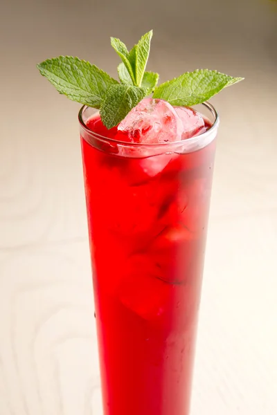 Kall jordgubbs cocktail med mynta — Stockfoto