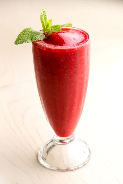 donmuş hamuru ve nane ile kiraz sallamak