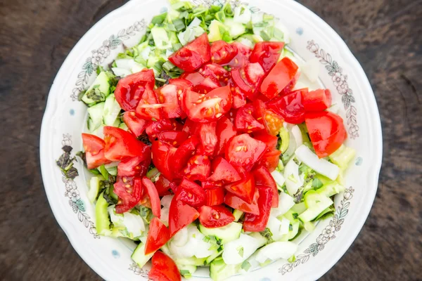 A friss paradicsom és uborka salátával — Stock Fotó