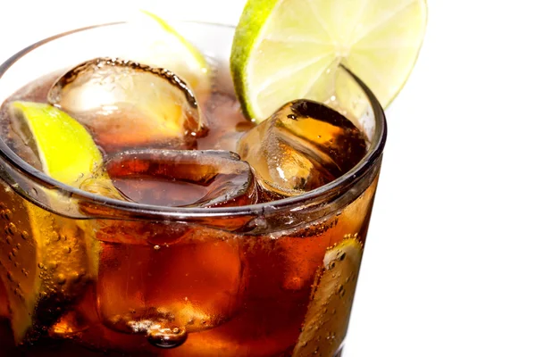 Koktajl, whisky i Cola i cytryna — Zdjęcie stockowe
