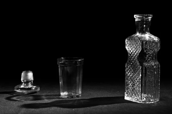 Şişe ve cam siyah arka plan üzerine