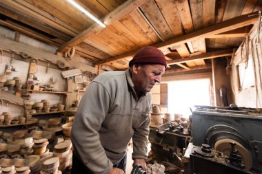 Atölyede Ağaç Ustası ve Marangozluk Kılavuzu Ahşap Talaşları Kılavuzu 'nda Ahşap Torna Makinesi Kullanan Usta Sanatçı.