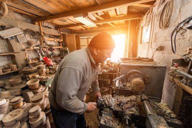 Atölyede Ağaç Ustası ve Marangozluk Kılavuzu Ahşap Talaşları Kılavuzu 'nda Ahşap Torna Makinesi Kullanan Usta Sanatçı.