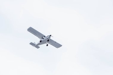 Türkiye 'de uçan küçük bir uçağın havadan görüntüsü. Yüksek kalite fotoğraf