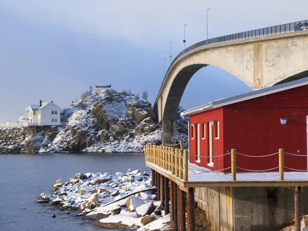 Noruega, ilha de Lofoten, ponte Henningsvaer . — Fotografia de Stock