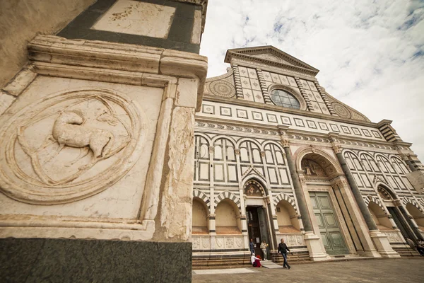 Ιταλία, Τοσκάνη, Φλωρεντία, η πρόσοψη της εκκλησίας Santa Maria Novella και στήλη σε μάρμαρο. — Φωτογραφία Αρχείου