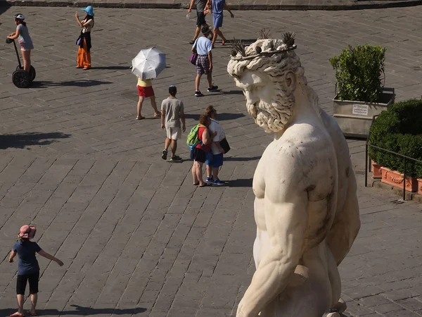 Italie, Toscane, Florence, la statue Neptune sur la place Signoria avec les touristes . — Photo