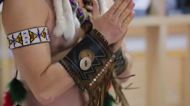 Šaman indiánského kmene v etnickém kostýmu, který provádí rituál na divokém západě. Zblízka si indiánský domorodec mnul ruce. Stará koncepce amerického dědictví — Stock video