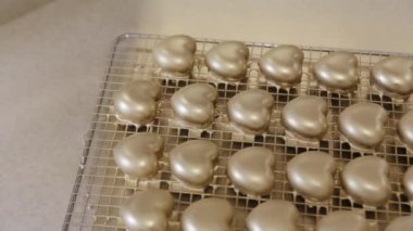 Altın rengi yenilebilir kaplamalı kalp şeklinde kekler. Sevgililer Günü için pasta. Aşk ve Aşk Konsepti