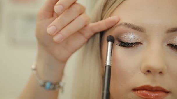 Makijażystka Nakładająca Proszek Oczu Piękna Kobieca Twarz Idealny Makijaż Moda — Wideo stockowe